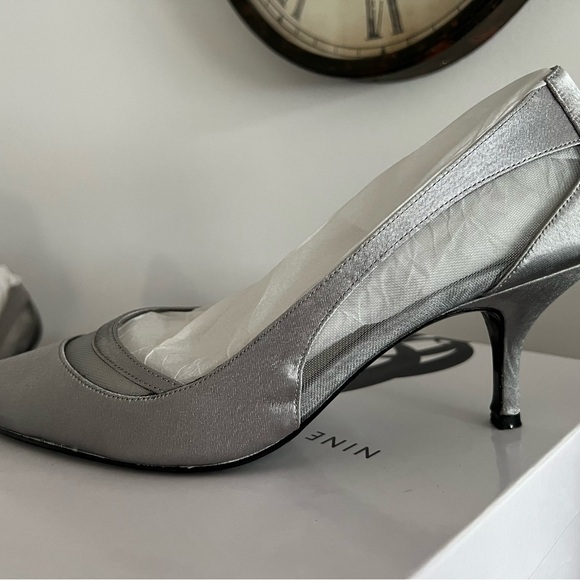 Nine West beautiful ladies pewter satin dress shoe - Picture 9 of 10